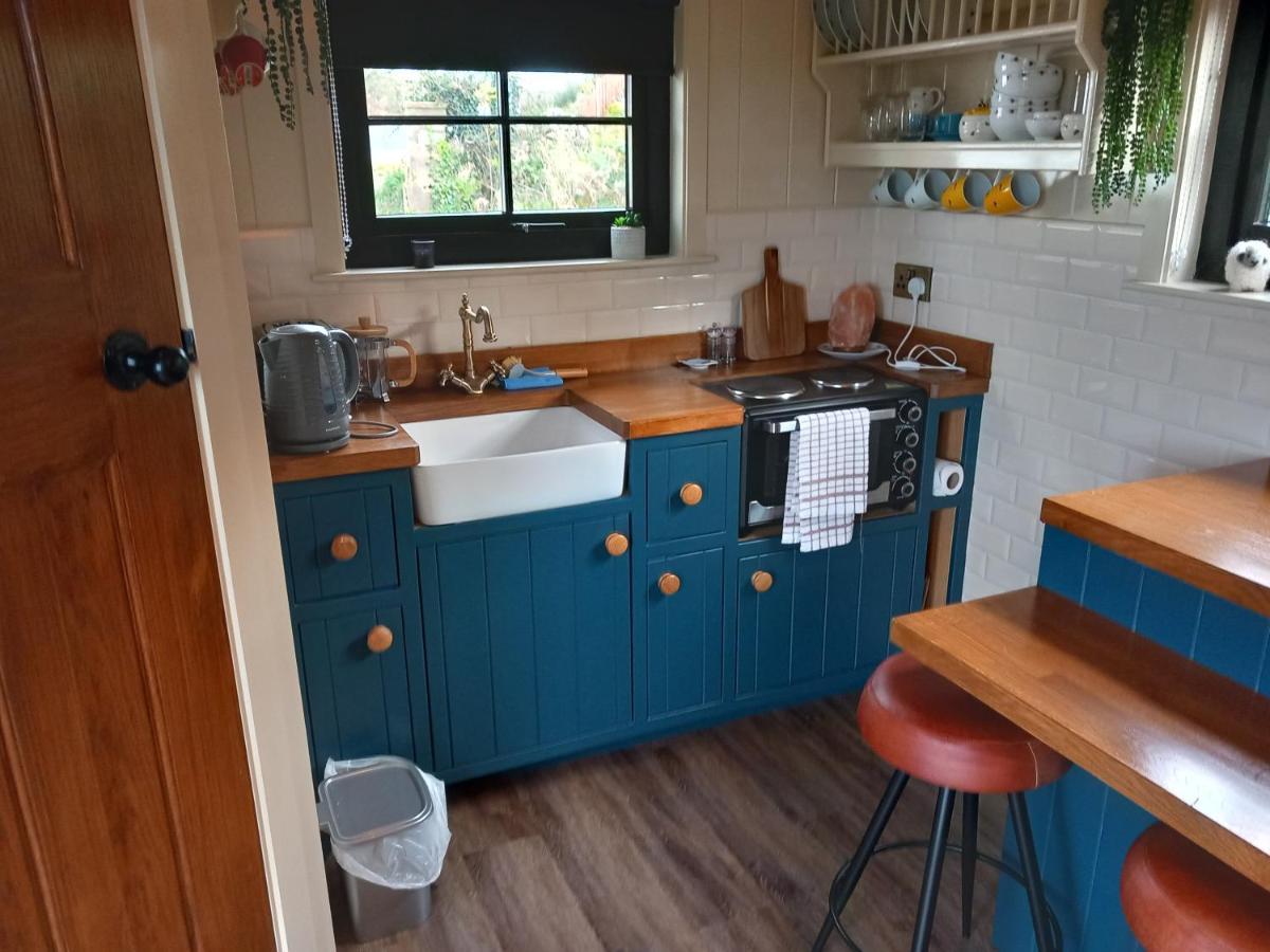 Delightful Shepherds Hut Westport Extérieur photo