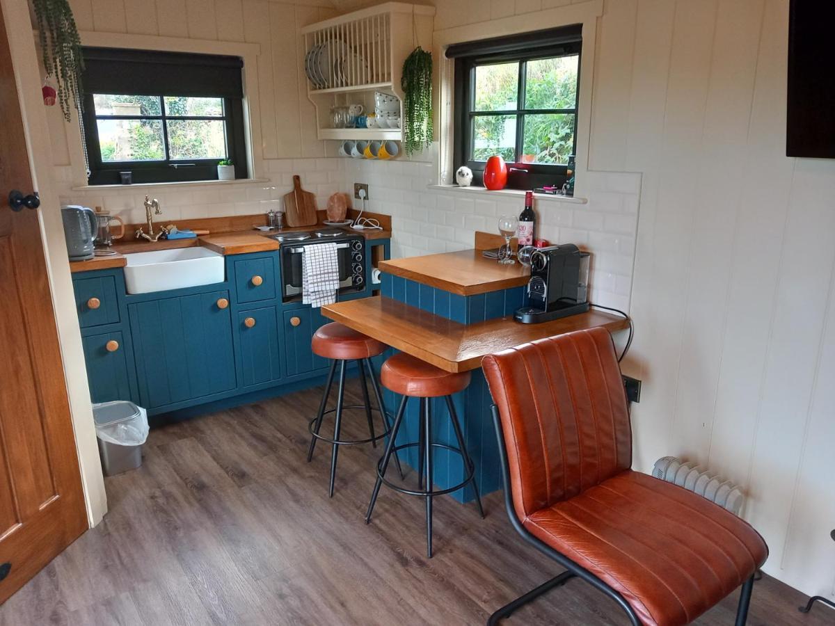 Delightful Shepherds Hut Westport Extérieur photo